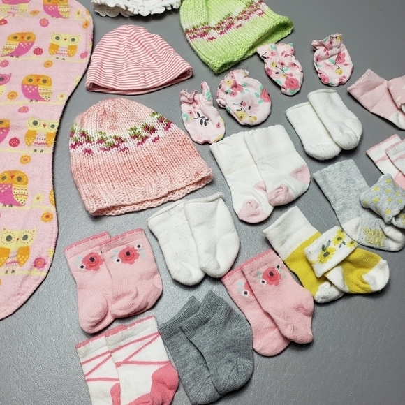 baby girls mixed bundle of 18 socks, hats, mittens - Picture 3 of 8